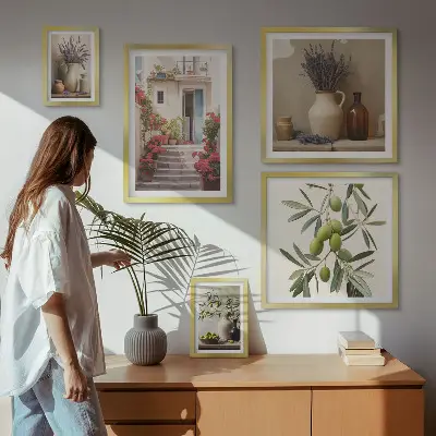 Gallery wall met stijlvolle interieurs, bloemen en fruit