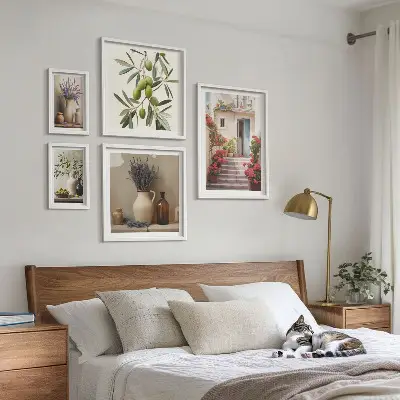 Gallery wall met stijlvolle interieurs, bloemen en fruit