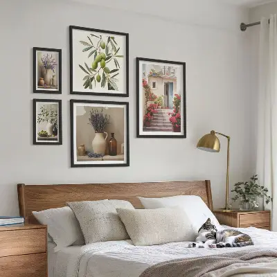Gallery wall met stijlvolle interieurs, bloemen en fruit