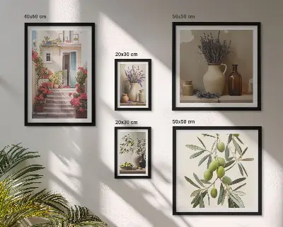Gallery wall met stijlvolle interieurs, bloemen en fruit