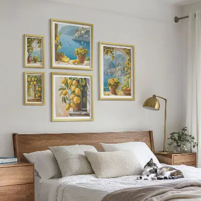 Set van moderne schilderijen met Provençaalse zee en citroenaccenten