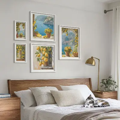 Set van moderne schilderijen met Provençaalse zee en citroenaccenten