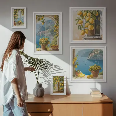 Set van moderne schilderijen met Provençaalse zee en citroenaccenten