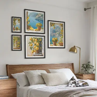 Set van moderne schilderijen met Provençaalse zee en citroenaccenten