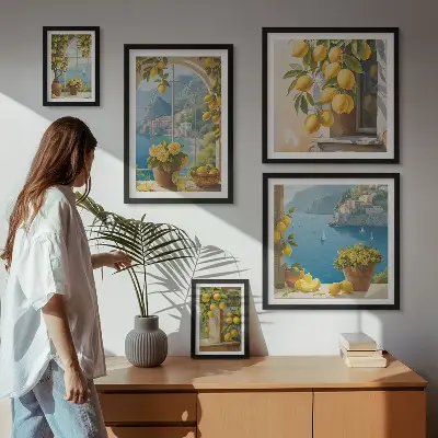 Set van moderne schilderijen met Provençaalse zee en citroenaccenten