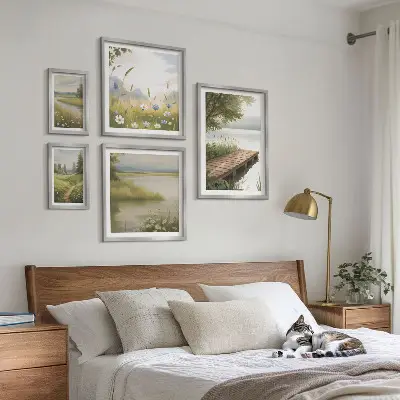 Wanddecoratie compositie Vreedzame landschappen met een brug over een weide.