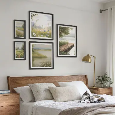 Wanddecoratie compositie Vreedzame landschappen met een brug over een weide.