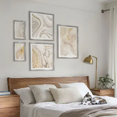 Gallery wall met abstracte beige composities