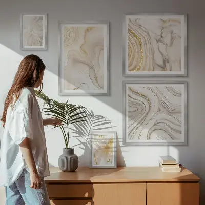 Gallery wall met abstracte beige composities