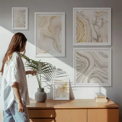 Gallery wall met abstracte beige composities