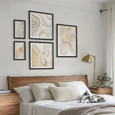 Gallery wall met abstracte beige composities