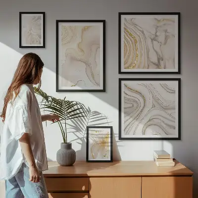 Gallery wall met abstracte beige composities