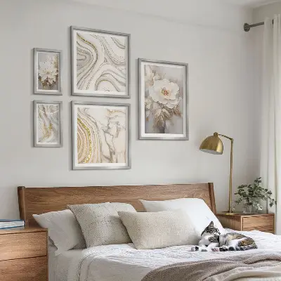 Wanddecoratie met abstracte bloemmotieven elegante compositie
