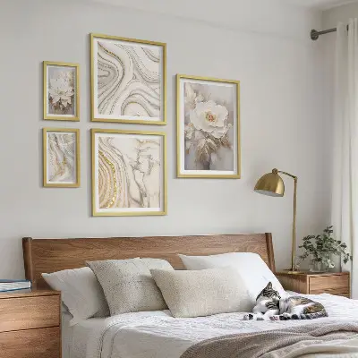 Wanddecoratie met abstracte bloemmotieven elegante compositie