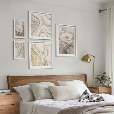Wanddecoratie met abstracte bloemmotieven elegante compositie