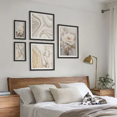 Wanddecoratie met abstracte bloemmotieven elegante compositie