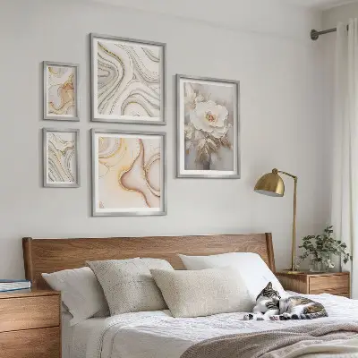 Gallery wall bloemmotieven met abstracte elegantie