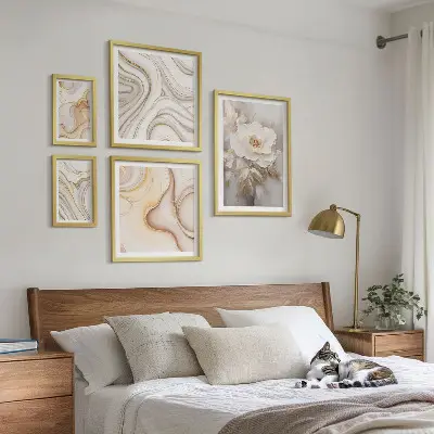 Gallery wall bloemmotieven met abstracte elegantie