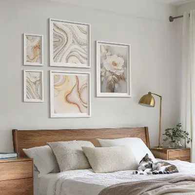 Gallery wall bloemmotieven met abstracte elegantie