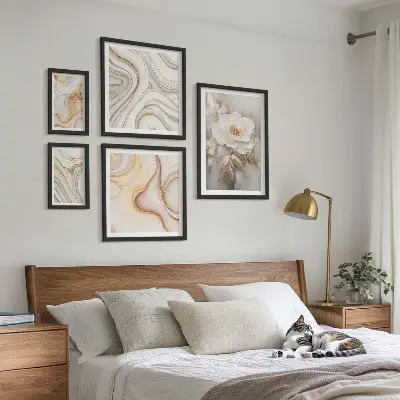 Gallery wall bloemmotieven met abstracte elegantie