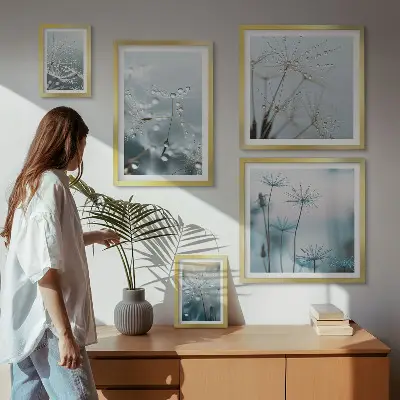 Set van moderne schilderijen met plantmotieven en waterdruppels