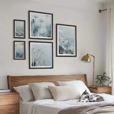 Set van moderne schilderijen met plantmotieven en waterdruppels