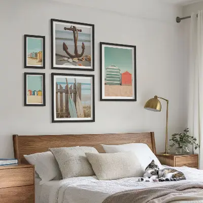 Moderne schilderijen set met stijlvolle strandhuizen aan zee