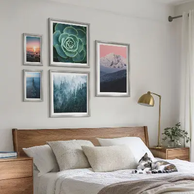 Moderne schilderijen set met landschappen van bergen en de zee in boho stijl