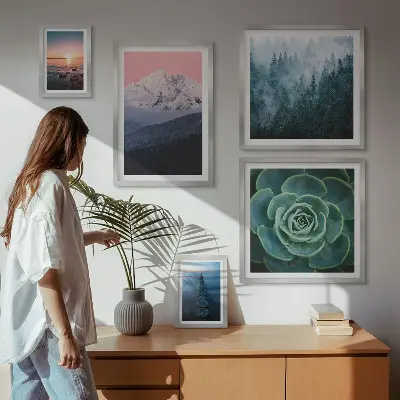 Moderne schilderijen set met landschappen van bergen en de zee in boho stijl