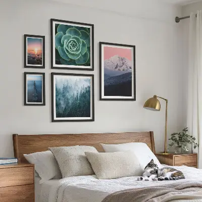 Moderne schilderijen set met landschappen van bergen en de zee in boho stijl