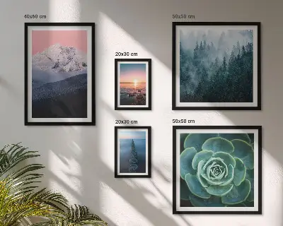 Moderne schilderijen set met landschappen van bergen en de zee in boho stijl