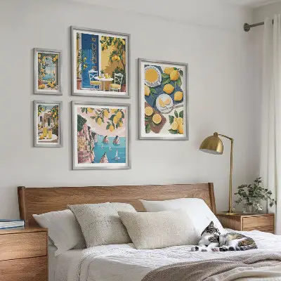 Gallery wall met frisse citroenen in boho zomerstijl