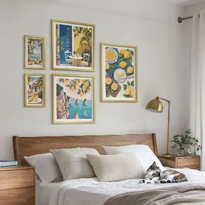 Gallery wall met frisse citroenen in boho zomerstijl