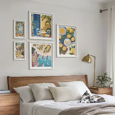 Gallery wall met frisse citroenen in boho zomerstijl