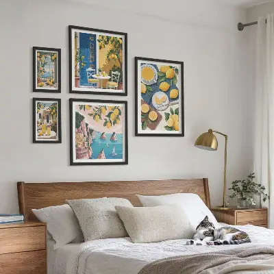 Gallery wall met frisse citroenen in boho zomerstijl
