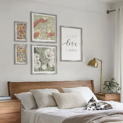 Set moderne schilderijen met stijlvolle slogans en bloemendesigns