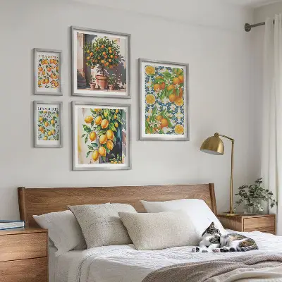 Set van moderne schilderijen met citrusvruchten, bloemen en een vintage uitstraling