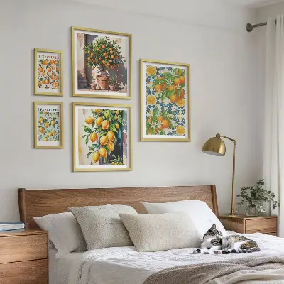 Set van moderne schilderijen met citrusvruchten, bloemen en een vintage uitstraling