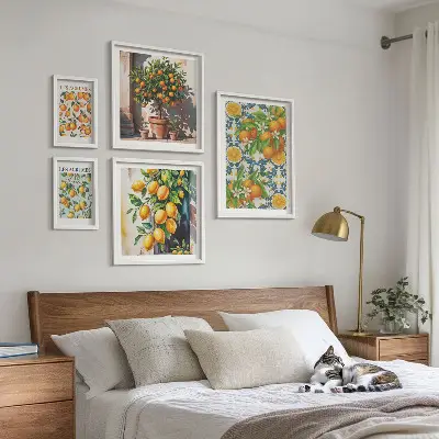 Set van moderne schilderijen met citrusvruchten, bloemen en een vintage uitstraling
