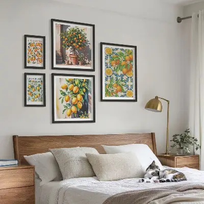 Set van moderne schilderijen met citrusvruchten, bloemen en een vintage uitstraling
