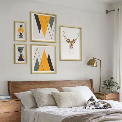 Wanddecoratie compositie met kleurrijke motieven in boho-stijl