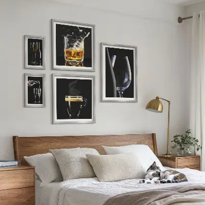 Set van moderne schilderijen met cocktails en drankjes in barstijl
