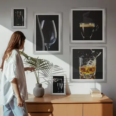 Set van moderne schilderijen met cocktails en drankjes in barstijl