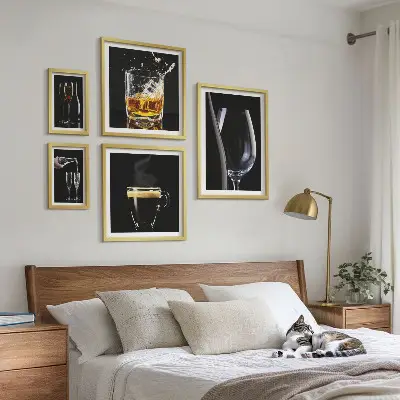 Set van moderne schilderijen met cocktails en drankjes in barstijl