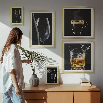Set van moderne schilderijen met cocktails en drankjes in barstijl