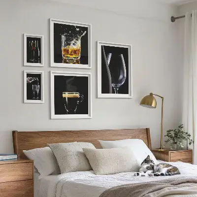 Set van moderne schilderijen met cocktails en drankjes in barstijl