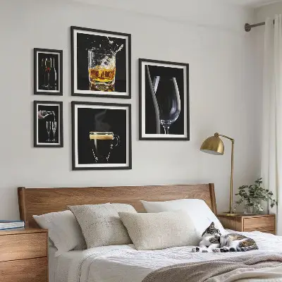 Set van moderne schilderijen met cocktails en drankjes in barstijl