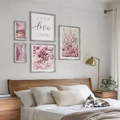 Wanddecoratie met bloemmotieven met pastelkleurige slogans