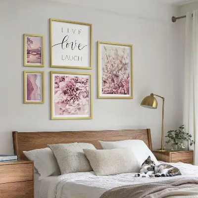 Wanddecoratie met bloemmotieven met pastelkleurige slogans