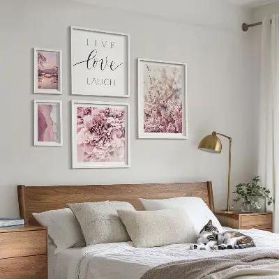 Wanddecoratie met bloemmotieven met pastelkleurige slogans